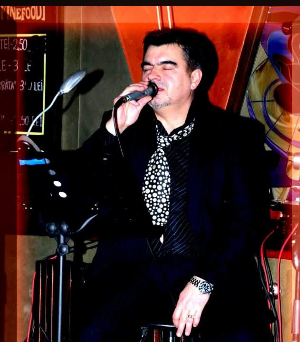 Solist vocal interpretând live pe scenă
